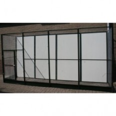 Groene aluminium voliere 412x102 cm achterwand spatrand